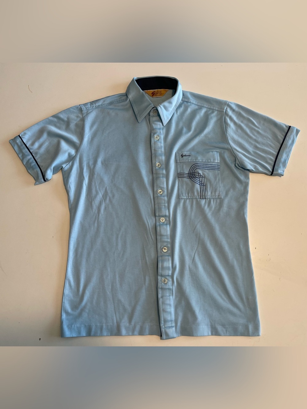 GABICCI Men’s Light Blue Short Sleeve Button-Up Shirt - Rear Vintage